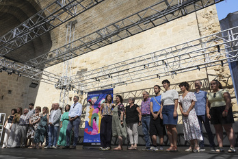 La importante presencia local en el festival, sobre el escenario en Erriberri.