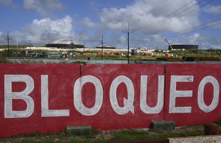Pintada contra el bloqueo ante los tanques de fuel de una instalación industrial en Matanzas (Cuba).