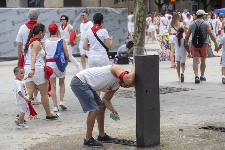 Refrescándose del insoportable calor, en la Plaza del Castillo el día 8.