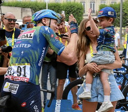 Tim Merlier celebra con su hijo la tercera victoria en este Tour.