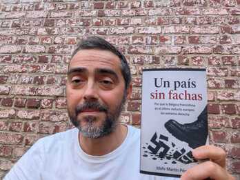 Idafe Martín Pérez, con su libro.