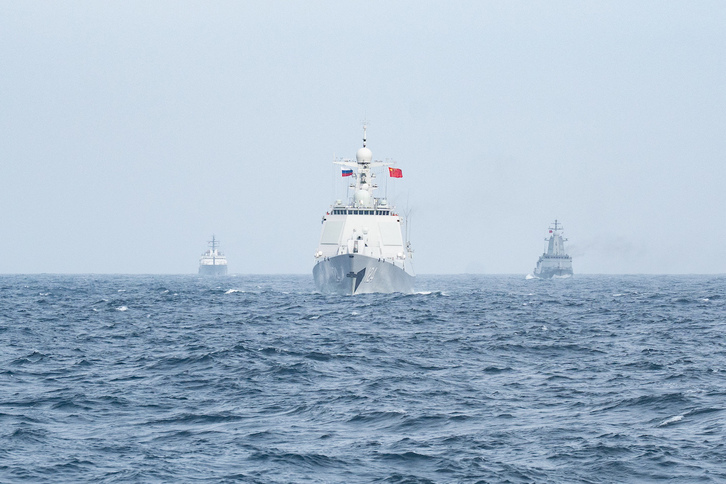Buques de guerra chinos y rusos navegan en formación hacia la zona marítima designada durante los ejercicios militares conjuntos que finalizaron el pasado 10 de julio en el puerto militar de Qingdao, en la provincia de Shandong, al este de China.