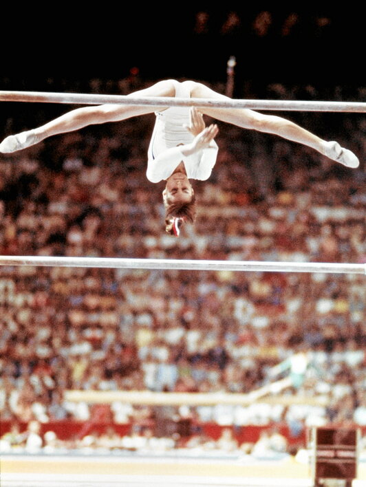 Nadia Comaneci, en pleno ejercicio el 18 de julio de 1976 con el que logró aquel 10 perfecto; el inverosímil 1.00, ya que el marcador ni siquiera estaba preparado para cuatro dígitos.