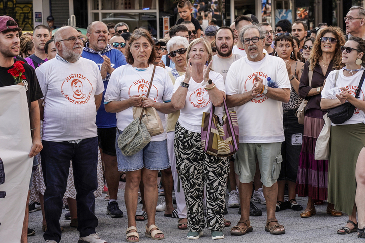 Los padres de Iñigo Cabacas, Manu y Fina, han arropado a los de Ander en esta marcha de protesta y duelo en Santurtzi.
