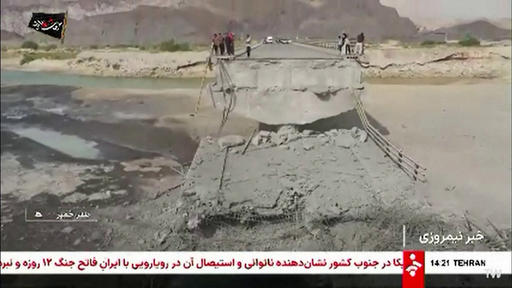 Imagen de la televisión iraní que muestra un puente destruido en Bandar Jamir.
