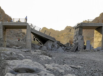 Imagen del puente entre Roudan y Bandar Abbas, destruido por EEUU.