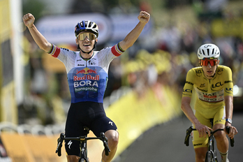 Evenepoel cruza la línea de meta por delante de Pogacar. 