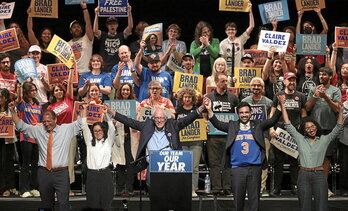 Los candidatos Brad Lander (1i), Claire Valdez (2i) y Darializa Ávila Chevalier (1d), junto a Bernie Sanders y Zohran Mamdani en un mitin clebrado el sábado en Nueva York.