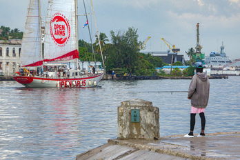 Llegada del velero Astral al puerto de La Habana.