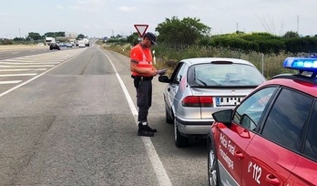 Imagen de archivo de un control de la Policía Foral, ajeno a esta información.