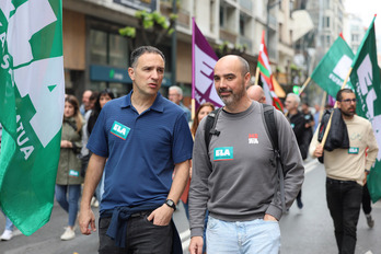 Mitxel Lakuntza y Pello Igeregi en una manifestación de ELA en Bilbo.