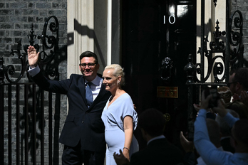 El nuevo primer ministro británico, Andy Burnham, y su esposa, Marie-France van Heel, posan en la escalinata del número 10 de Downing Street.