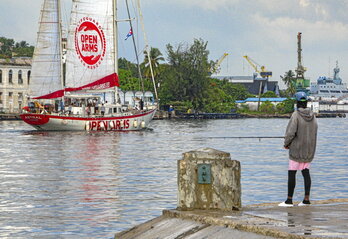 En la página anterior, llegada del velero Astral al puerto de La Habana. Junto a estas líneas, descarga del material humanitario.