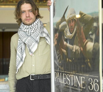 El actor Billy Howle, junto al cartel de la película «Palestine 36»,  durante el Festival de Cine y Derechos Humanos de Donostia.