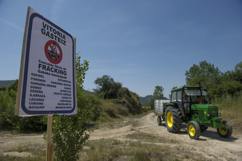 Cartel contra el 'fracking' o extracción de hidrocarburos del subsuelo en Subilla