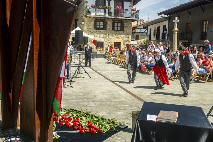 Imagen de archivo del homenaje a las víctimas del bombardeo de Otxandio.