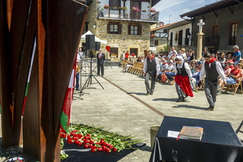 Imagen de archivo del homenaje a las víctimas del bombardeo de Otxandio.