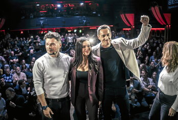 Gabriel Rufián (ERC) y Emilio Delgado (Más Madrid), junto a la periodista Sarah Santaolalla.