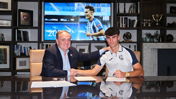 Jokin Aperribay y Gorka Carrera suscriben el nuevo contrato del atacante de Errenteria.