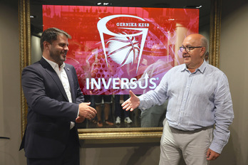 José Vicente y Gerardo Candina, formalizan el acuerdo entre Inversus y Gernika Bizkaia con un apretón de manos.