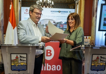 Juan Mari Aburto, alcalde de Bilbao y la consejera de Alimentación, Desarrollo Rural, Agricultura y Pesca de Lakua, Amaia Barredo firmando el nuevo protocolo.