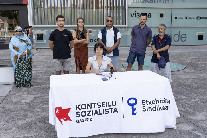 Rueda de prensa ofrecida esta mañana en Gasteiz por el Sindicato Socialista de Vivienda.