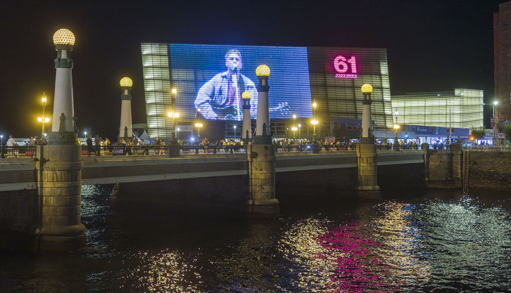 Proyección del concierto de ETS en la fachada del Kursaal.