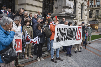 Protesta de la plataforma Subflubiala ez! ante la Diputación de Bizkaia, el pasado 5 de mayo.