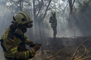 Dos bomberos trabajan en el incendio de junio en Nabaz.