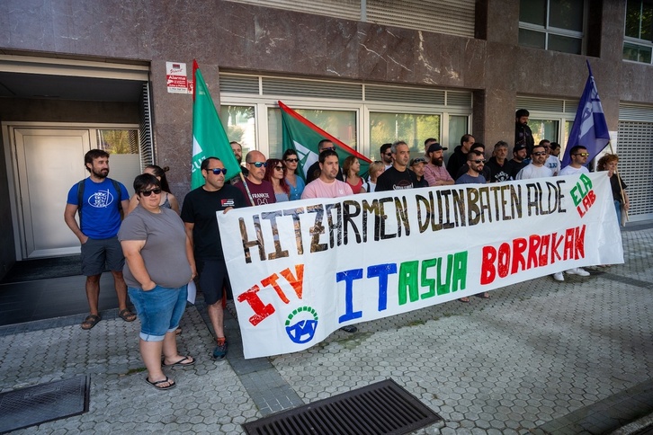 Concentración de trabajadores de Itasua ITV en Donostia.