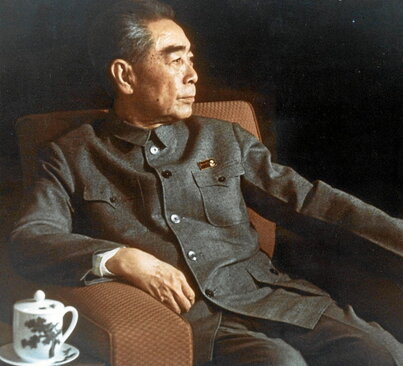 Gaurko Txinako agintarientzat Zhou Enlai marxista eta iraultzaile handia izan zen, politikaria, estratega militarra eta diplomazialaria, besteren artean.