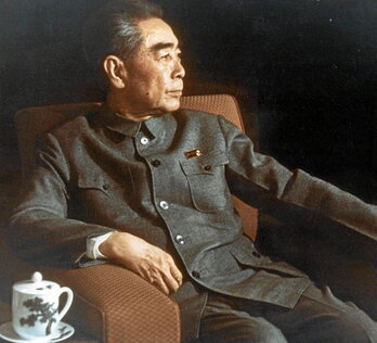 Gaurko Txinako agintarientzat Zhou Enlai marxista eta iraultzaile handia izan zen, politikaria, estratega militarra eta diplomazialaria, besteren artean.