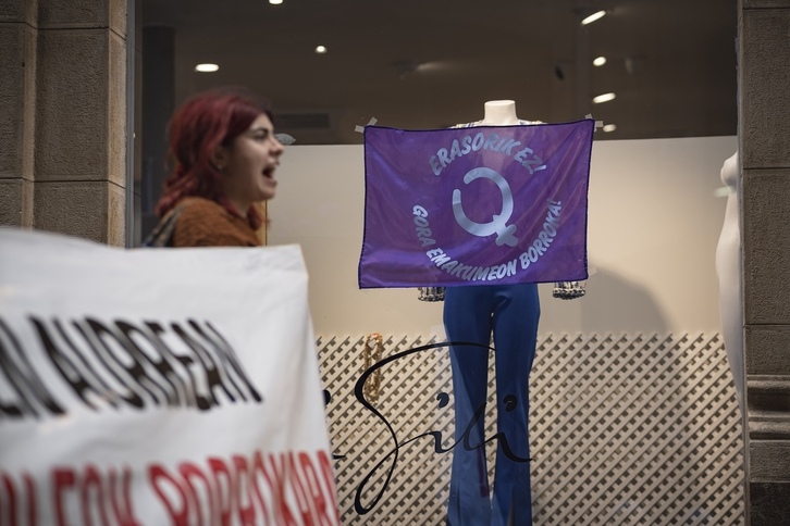 Hego Uribeko saltoki batean eskegitako banderola feminista, martxoaren 8an.