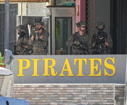 Soldados israelíes, en las inmediaciones del Hospital Especializado de Nablus.