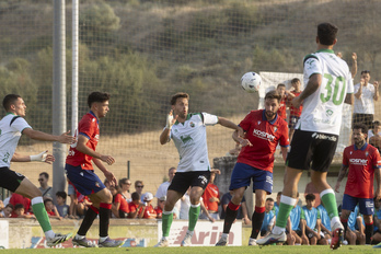 Moncayola pelea con Sergio Canales en el amistoso de Mendigorria.