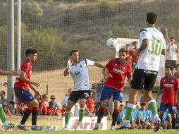 Moncayola pelea con Sergio Canales en el amistoso de Mendigorria.
