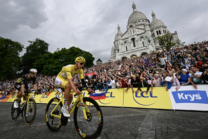 Tadej Pogacar, con el maillot amarillo, seguido por Wout Van Aert, vencedor el año pasado en la etapa que coronó el legendario Montmartre.