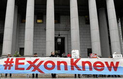 Activistas climáticos se concentran ante la Corte Suprema de Nueva York en 2019 sosteniendo una gran pancarta con el lema «Exxon lo sabía».