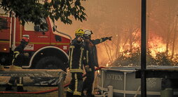 Bomberos tratando de sofocar un incendio cerca de Saumos y Sainte-Hélène, al noroeste de Burdeos .