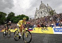 Tadej Pogacar, con el maillot amarillo, seguido por Wout Van Aert, vencedor el año pasado en la etapa que coronó el legendario Montmartre.