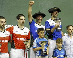 Barrenetxea IV.a eta Zubiri, txapelarekin pozik; alboan, Juanenea eta Aldabe.