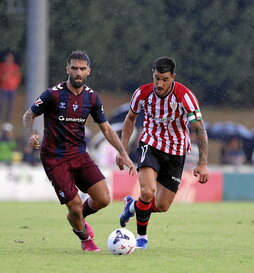 Pejiño y Yuri pugnan por el balón en el amistoso disputado en Zamudio.