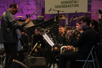 Charles Tolliver dirigiendo a Musikene Big Band, este sábado en Jazzaldia.