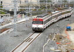 Aldiriko tren bat Donostiara iristen. Goian, AHTa ibili ahal izateko instalatzen ari diren hirugarren erraila jada baduen tarte bat.