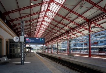 Aldiriko tren bat Donostiara iristen. Goian, AHTa ibili ahal izateko instalatzen ari diren hirugarren erraila jada baduen tarte bat.