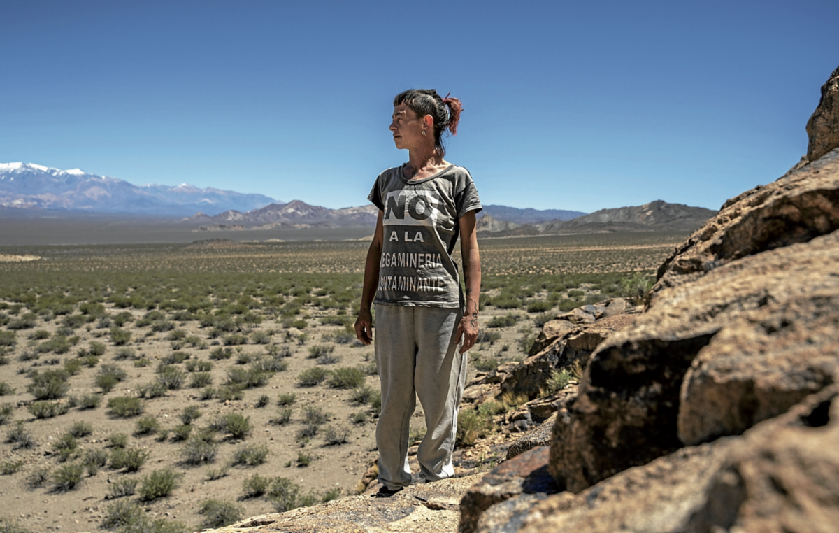 Daniela, defensora del agua y habitante del pueblo de Uspallata, posa para un retrato en el Cerro la Ventana. Matias Chiofalo