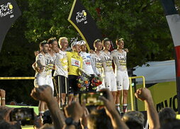 Espectacular ambiente en la subida a Montmartre. Pogacar celebra su quinto Tour con su equipo. Philipsen celebra la victoria de su compañero Van der Poel.
