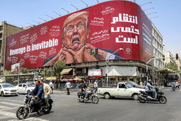 La vida sigue en la avenida Jomhouri de Teherán, decorada con una efigie de Trump.