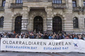 Concentración de Kontseilua, ELA, LAB y empleados de la Diputación de Bizkaia contra las sentencias contra el euskara.
