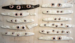 Baguettes de gres de las que emergen ojos esmaltados, una de las propuestas de Pan.
